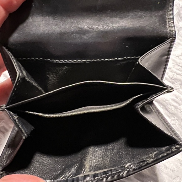 GUCCI Smooth Black Leather Bi Fold Wallet with G Clasp - Picture 7 of 16